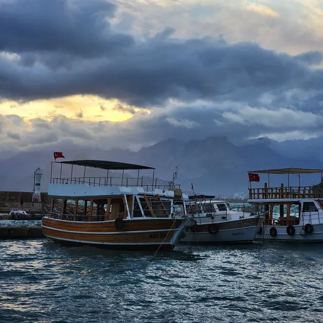 Antalya kıyısı, tur tekneleri