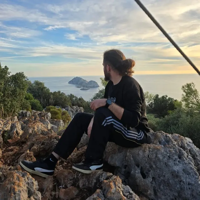 Ömer, kayalık bir tepede